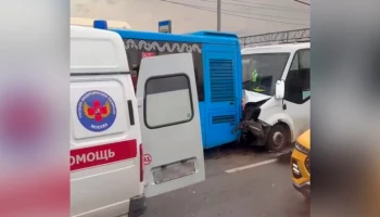 11 человек пострадали при столкновении маршрутки с автобусом в Москве