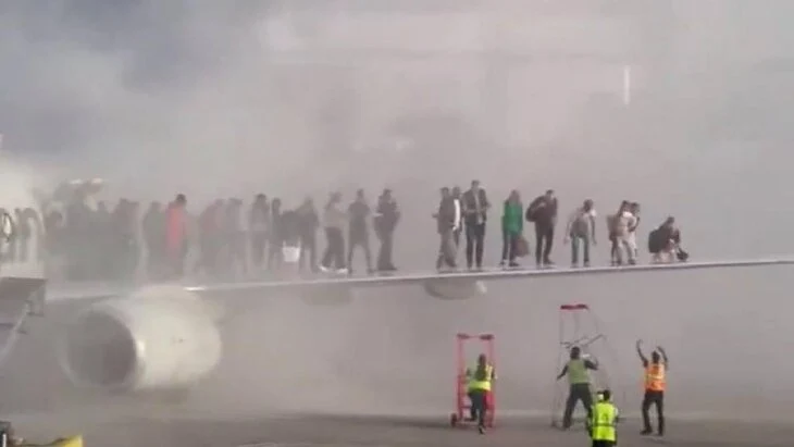 В США 12 пассажиров госпитализированы после возгорания на борту самолета В США 12 пассажиров госпитализированы после возгорания на борту самолета