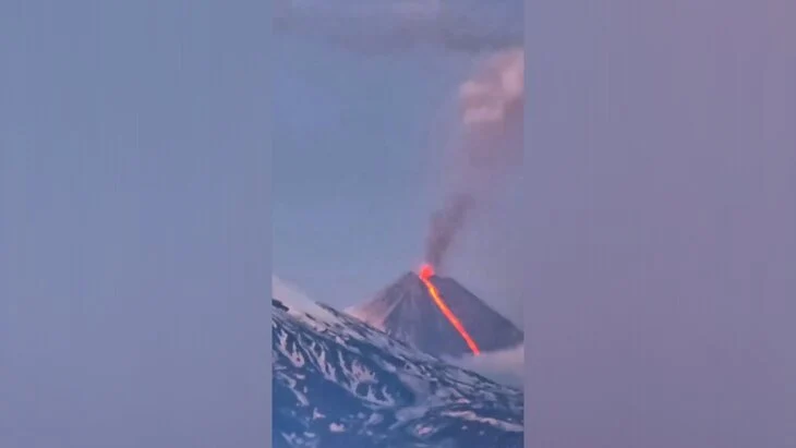 Вулкан на Камчатке выбросил пепел на высоту 9 километров Вулкан на Камчатке выбросил пепел на высоту 9 километров