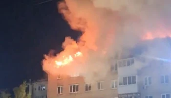 Пожар охватил крышу пятиэтажного дома в Новокуйбышевске, жильцов эвакуировали Пожар охватил крышу пятиэтажного дома в Новокуйбышевске, жильцов эвакуировали