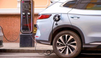 Собянин: столичный производитель создал мощную ЭЗС для электромобилей