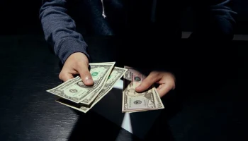 Экономист Зельцер: доллар будет стоить около 78 рублей на следующей неделе