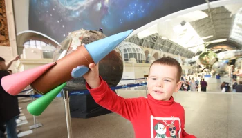 Москву украсили праздничными плакатами ко Дню космонавтики