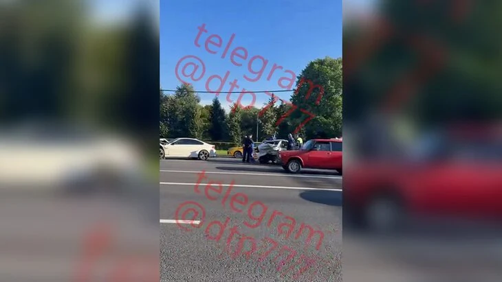 Несколько автомобилей столкнулись на Кутузовском проспекте Несколько автомобилей столкнулись на Кутузовском проспекте