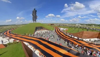 Масштабную Георгиевскую ленту развернут у Ржевского мемориала Музея Победы