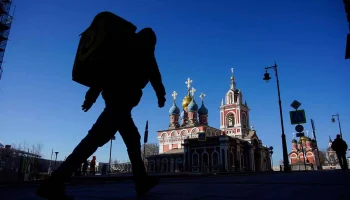 Курьера, ударившего пенсионерку в Новосибирске, уволили