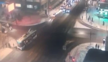 Троллейбус наехал на 11-летнего мальчика, переходившего дорогу в Омске