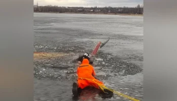 Провалившегося под лед мужчину спасли на Пироговском водохранилище