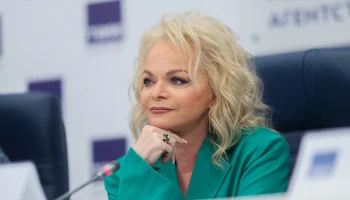 Сергей Собянин поздравил с юбилеем народную артистку РФ Ларису Долину