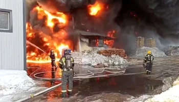 Пожар с горящего в Подмосковье склада перешел на соседнее здание