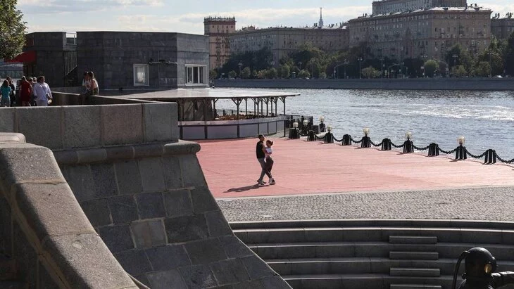 Три танцевальные площадки отремонтированы на Пушкинской набережной в Москве Три танцевальные площадки отремонтированы на Пушкинской набережной в Москве