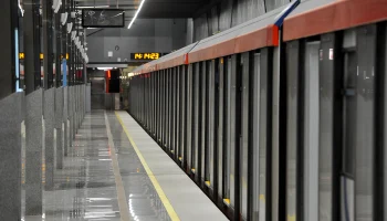 Пассажирам московского метро напомнили о штрафе за просмотр видео без наушников