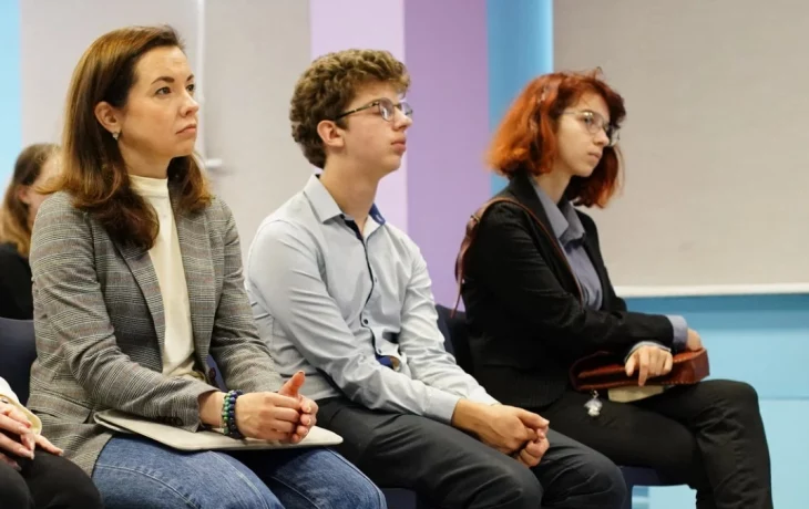 Мастер-класс для молодежи о креативе и ораторском искусстве прошел в Солнцеве Мастер-класс для молодежи о креативе и ораторском искусстве прошел в Солнцеве