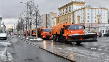 Специалисты продолжают работы по очистке и вывозу снега в Москве
