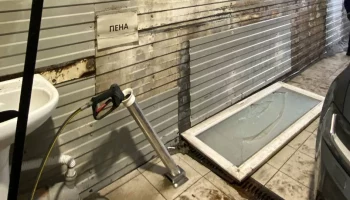 Оконная рама упала на ребенка в боксе автомойки на юге Москвы