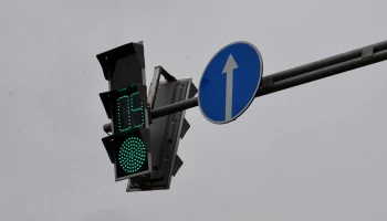 ЦОДД начал тестировать светофор, предупреждающий о появлении машины из-за поворота