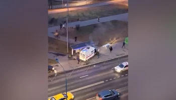 Три человека пострадали при наезде машины скорой помощи на остановку в Москве