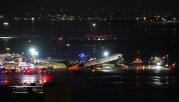 Свыше 40 человек доставили в больницу после столкновения самолета и машины в Нью-Йорке Свыше 40 человек доставили в больницу после столкновения самолета и машины в Нью-Йорке