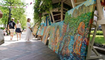 Около 3,5 тысячи арт-объектов продали в первые недели выставки на Никитском бульваре