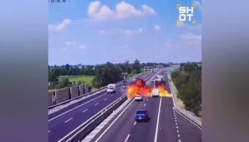 Легкомоторный самолет упал на шоссе в Италии