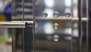 Более 70 новых лифтов установлено в медучреждениях Москвы