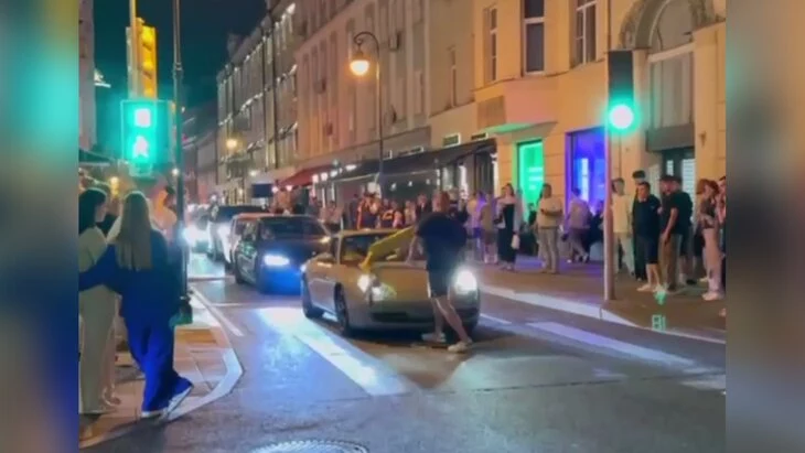 "Яндекс Go" оштрафовал бросившего самокат в автомобиль Porsche мужчину в Москве "Яндекс Go" оштрафовал бросившего самокат в автомобиль Porsche мужчину в Москве