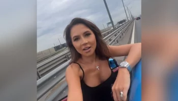 Блогер Лерчек попала в ДТП из-за булыжника