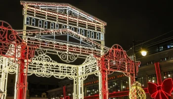 Монтаж новогодней арки завершился на Кузнецком мосту