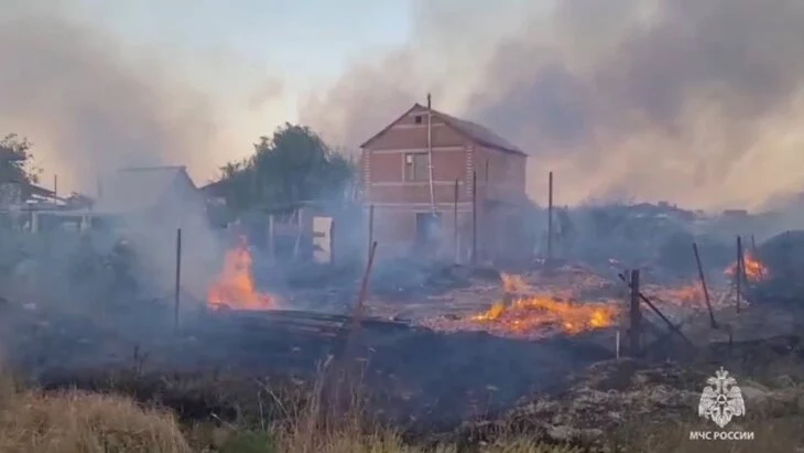 Огонь повредил 13 жилых домов в Ростовской области Огонь повредил 13 жилых домов в Ростовской области