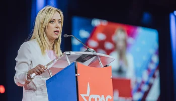 Премьер Италии Мелони закатила глаза после слов Макрона на саммите G7