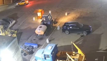 Мужчина угнал трактор в центре Москвы и уехал в Северное Бутово