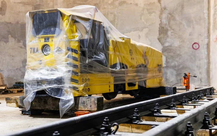 Макет шахтного электровоза установили в Музее транспорта Москвы Макет шахтного электровоза установили в Музее транспорта Москвы