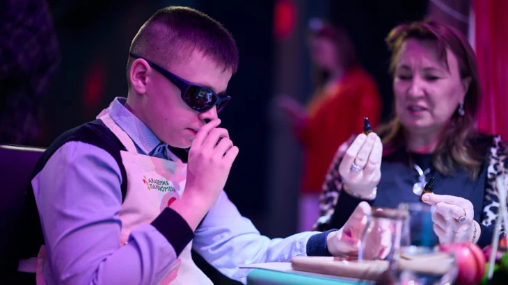 Анастасия Ракова рассказала о создании парфюмерного портрета России незрячими детьми из Москвы Анастасия Ракова рассказала о создании парфюмерного портрета России незрячими детьми из Москвы