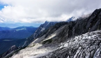 Франс Пресс: один альпинист погиб после схода лавины в Альпах в Словении