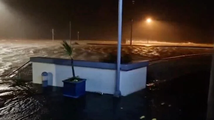 Полмиллиона человек остались без света в Ирландии из-за шторма "Эовин" Полмиллиона человек остались без света в Ирландии из-за шторма "Эовин"