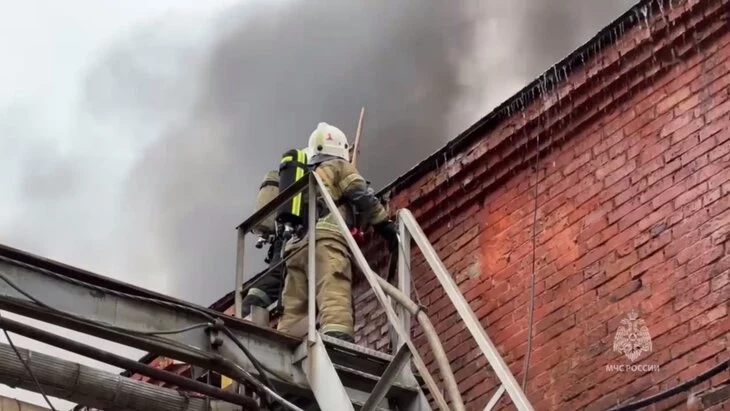 Спасатели ликвидировали открытое горение в цехе в Екатеринбурге Спасатели ликвидировали открытое горение в цехе в Екатеринбурге