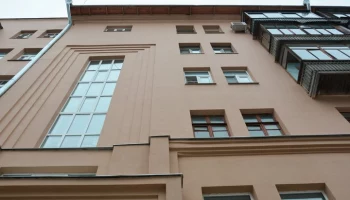 В Москве отремонтировали фасад дома, в котором расположен кинотеатр "Искра"