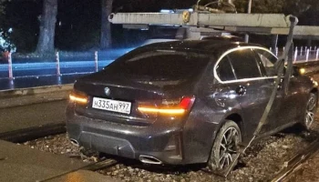 Московское метро подаст в суд на водителя, застрявшего на трамвайных путях Московское метро подаст в суд на водителя, застрявшего на трамвайных путях