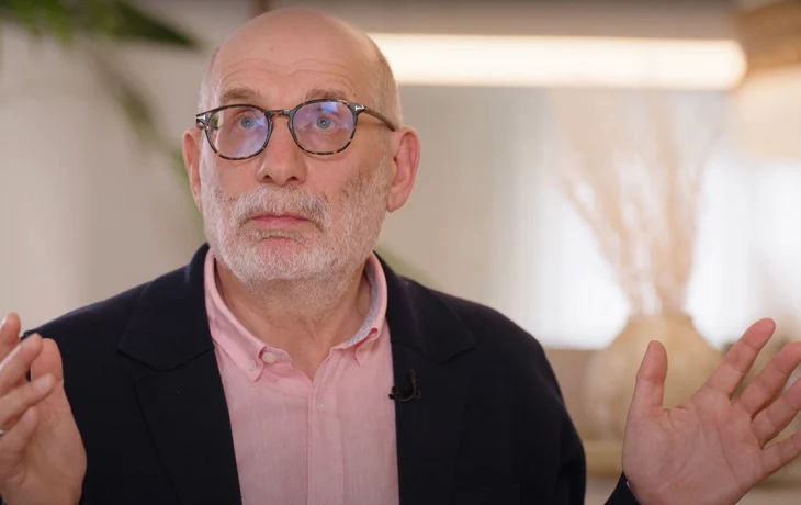 Писателя Бориса Акунина* объявили в розыск