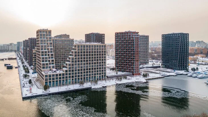 Жилой дом с памп-треком и полем для стритбола построили на юге Москвы