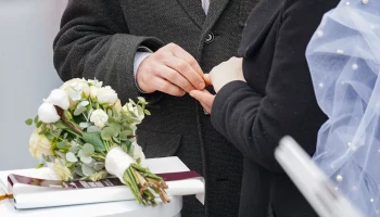 Три пары поженились на станции метро &laquo;Маяковская&raquo; накануне Дня семьи