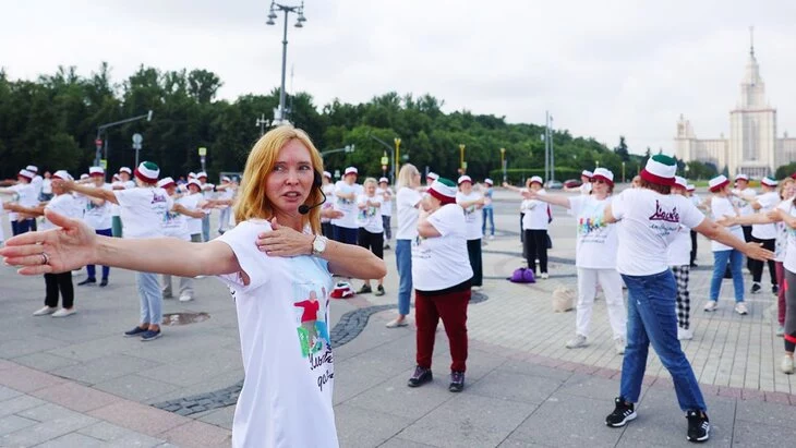 Фигуристка Тотьмянина провела "Зарядку долголетия" на Воробьевых горах