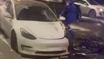 Авария с участием автомобиля Tesla произошла на северо-востоке Москвы