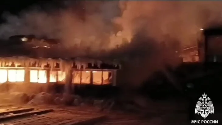 Цех лесопромышленного комплекса загорелся на 2 тыс "квадратов" в Иркутской области Цех лесопромышленного комплекса загорелся на 2 тыс "квадратов" в Иркутской области