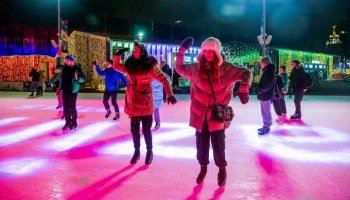 Киновечеринка и ледовый танцпол ждут москвичей на ВДНХ в рамках проекта "Зима в Москве"