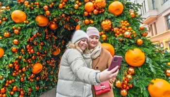Арбат в мандариновом сиянии: для праздничного оформления улицы использовали около ста тысяч искусств