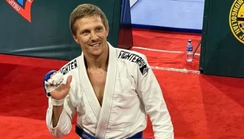 Российского бойца Бешенца отстранили от соревнований в Китае по наводке украинцев