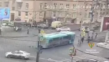 Появились кадры наезда автобуса на остановку с людьми в Санкт-Петербурге