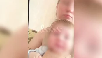 Сотрудники МВД изучили видео, на котором жительница Каменска-Уральского душит сына