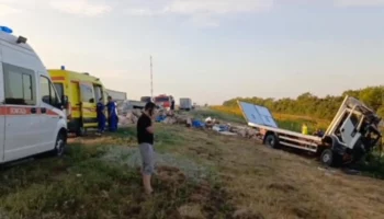 Водители столкнувшихся под Волгоградом автобуса и большегруза находятся в реанимации